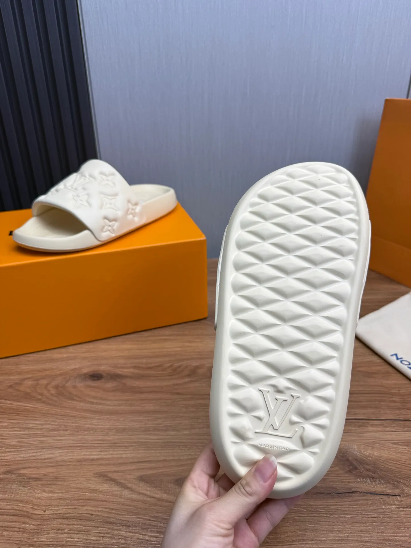 Men's shoes 💰260💰 ▪️LV's popular Little Red Book popular slippers hot sale: 1 shipment✅ Super textured and comfortable slippers, original TPU outsole. Authentic counter box drawer box packaging 🎁Size 38-45